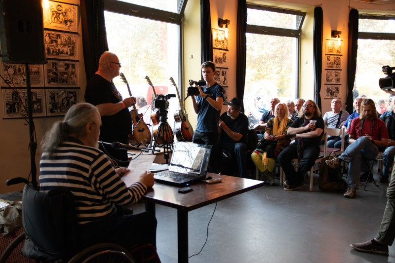 Seminář Tomáše Milicha na téma „60th & 70 th Big Beat OVA“, na stěnách fotografie výstavy